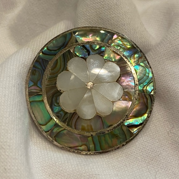 Jewelry - Shell 🐚 inlay silver brooch